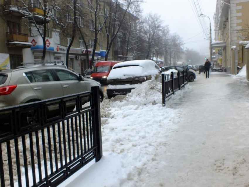 В Воронеже в выходные будут убирать от снега тротуары и обочины дорог