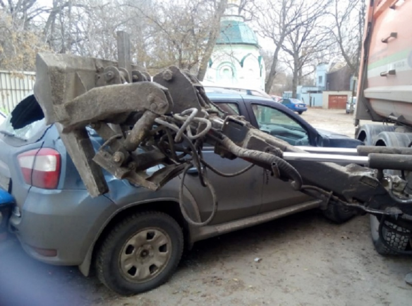 Опубликованы фото массового ДТП с мусоровозом в Воронеже