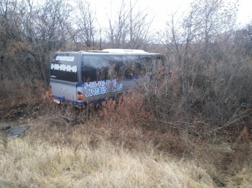 На воронежской трассе легковушка врезалась в автобус с паломниками