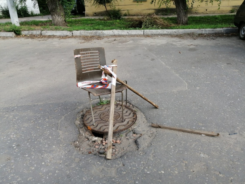 Шаткий люк в Воронеже попробовали прикрыть металлическим стульчиком