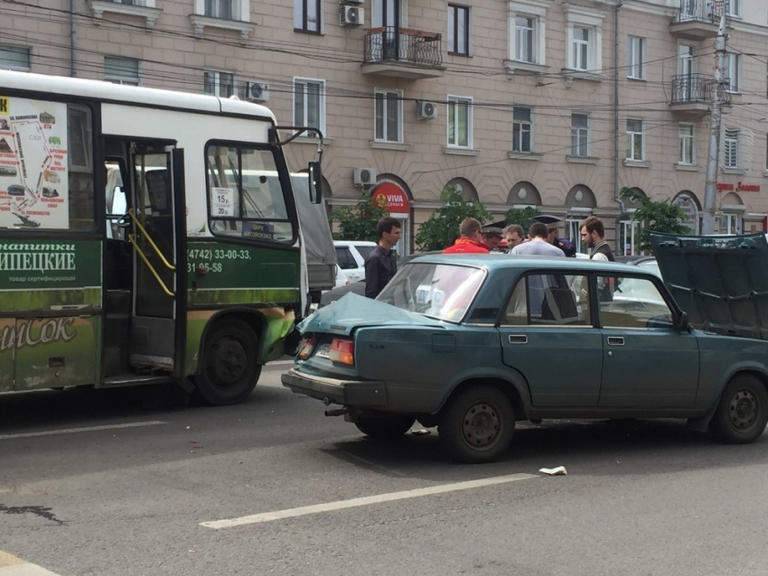 В Воронеже на Плехановской автобус протаранил легковушку: движение парализовано