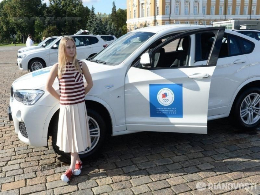 Воронежская гимнастка отдала подаренную Дмитрием Медведевым BMW отцу