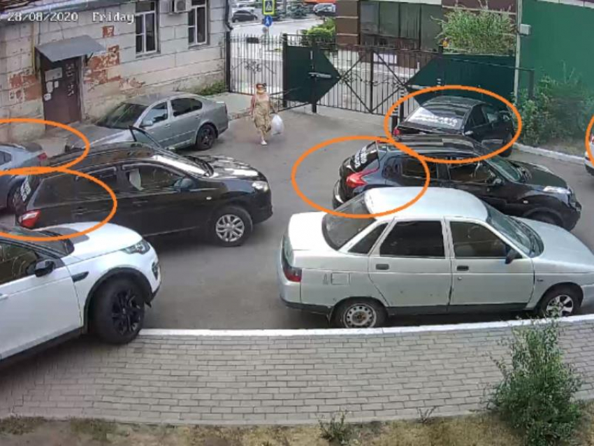 Машины из проката захватили двор в Воронеже 