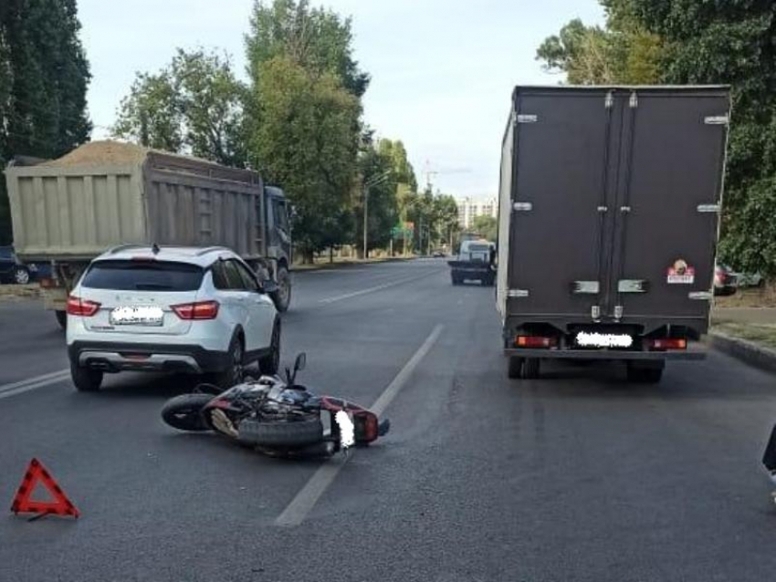 Мужчина упал с мотоцикла и оказался под колесами автомобиля в Воронеже