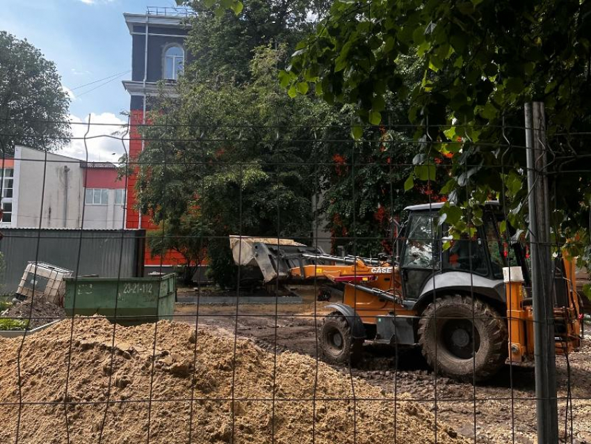 Благоустройство Воронежа продолжается: сквер на улице Карла Маркса приобретает новый облик