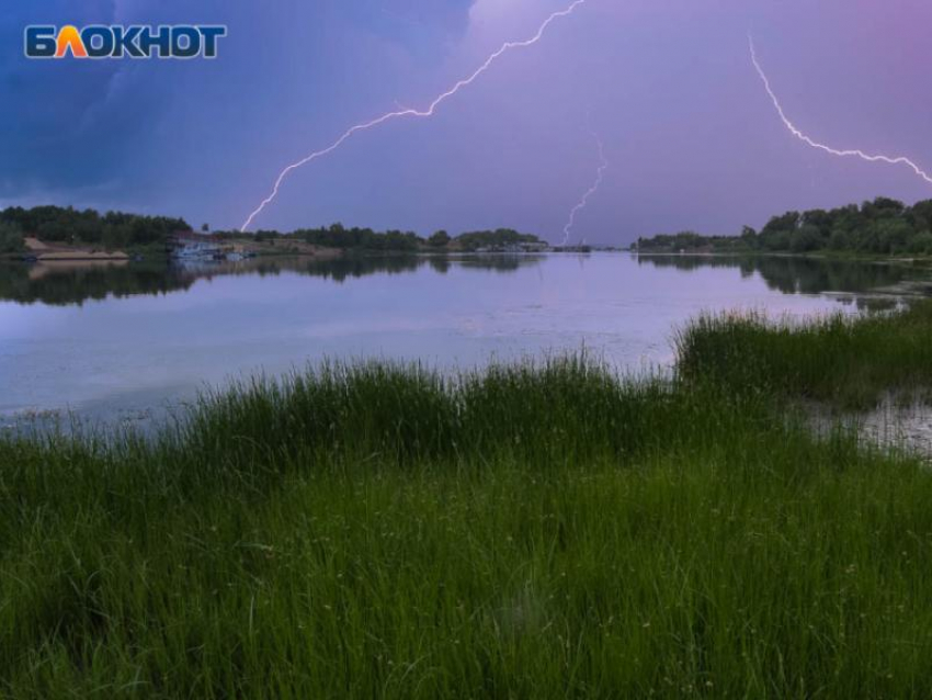 Желтый уровень опасности из-за грозы и ливня продлили в Воронежской области 