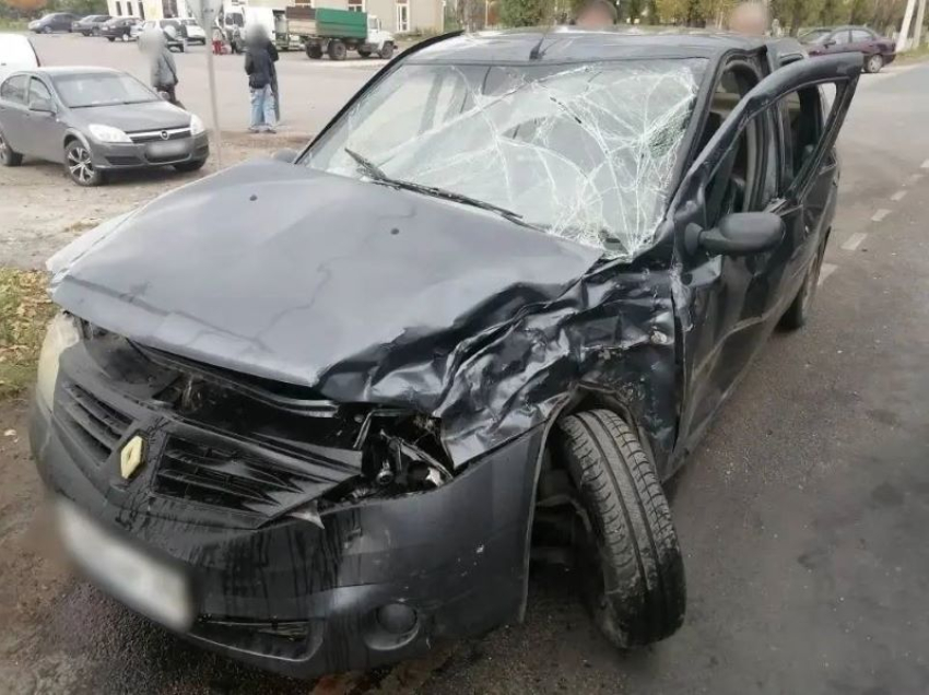 Водитель с пассажирами попал под фуру в Воронежской области