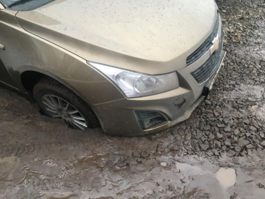 Иномарка провалилась под землю на парковке в Воронеже
