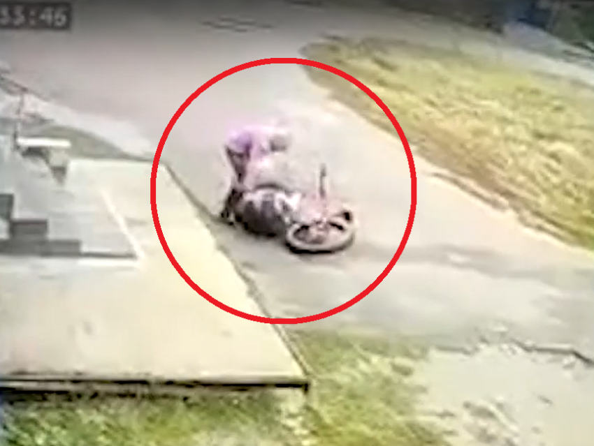 Нападение женщины на ребенка возле магазина попало на видео в Воронежской области