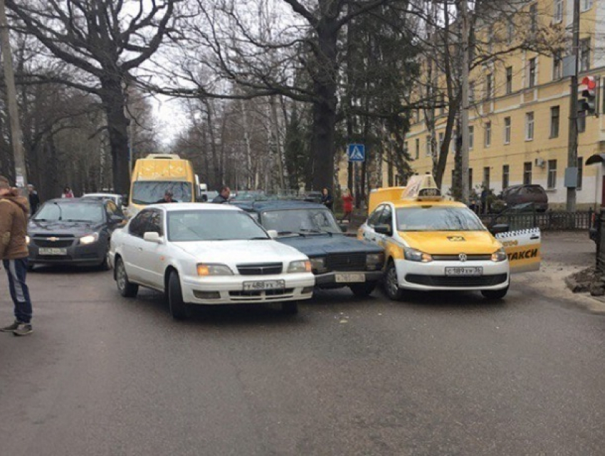 Массовое ДТП у воронежского лестеха спровоцировало огромную пробку 