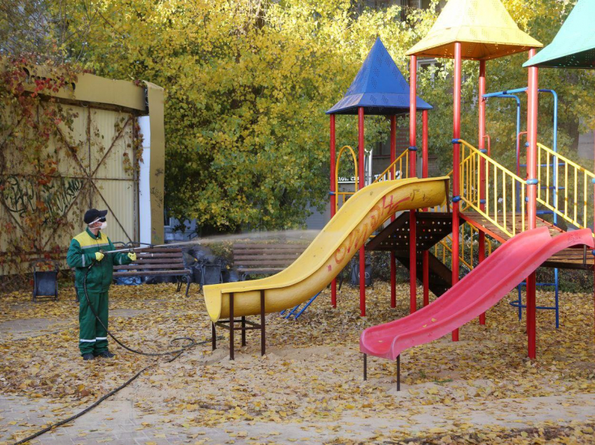 Детские площадки начали обрабатывать антисептиками от COVID-19 в Воронеже
