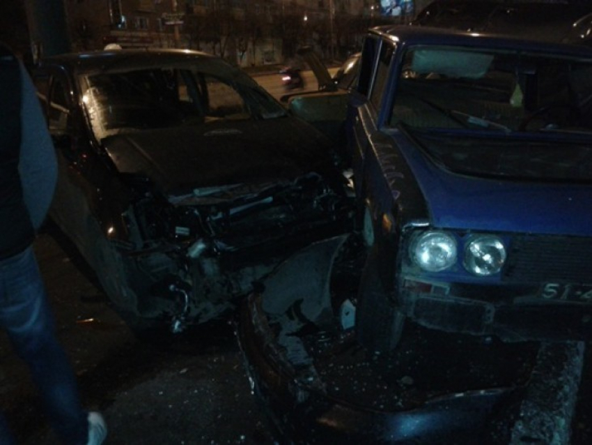 В Воронеже из-за столкновения четырех автомобилей пострадало двое человек (ФОТО)