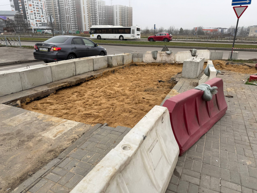 Уже два месяца не могут зарыть гигантскую яму на дороге в воронежском Шилово