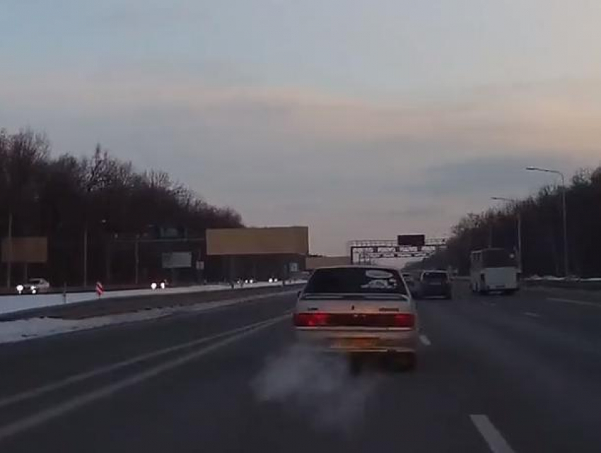 Под Воронежем опасный выезд такси на М-4 сняли на видео