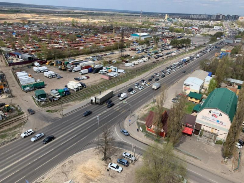 Авария с грузовиком собрала огромную пробку в Воронеже 