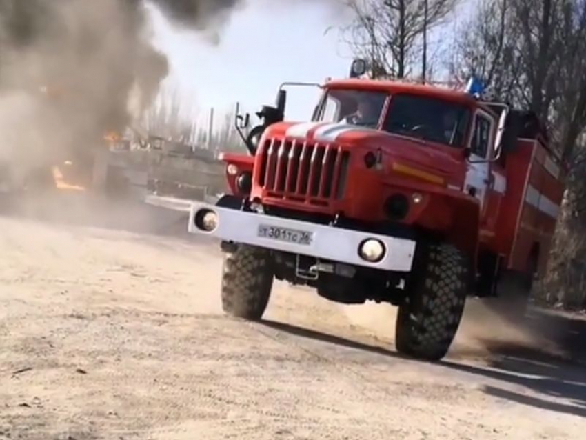 Нерасторопную пожарную машину при возгорании у АЗС сняли на видео в Воронеже