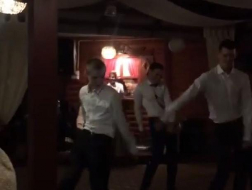 Отжиг неловких танцоров попал на видео в воронежском ресторане