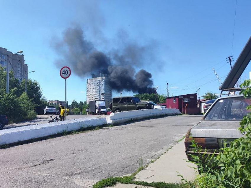 Чёрный густой дым встревожил местных жителей на правом берегу Воронежа 