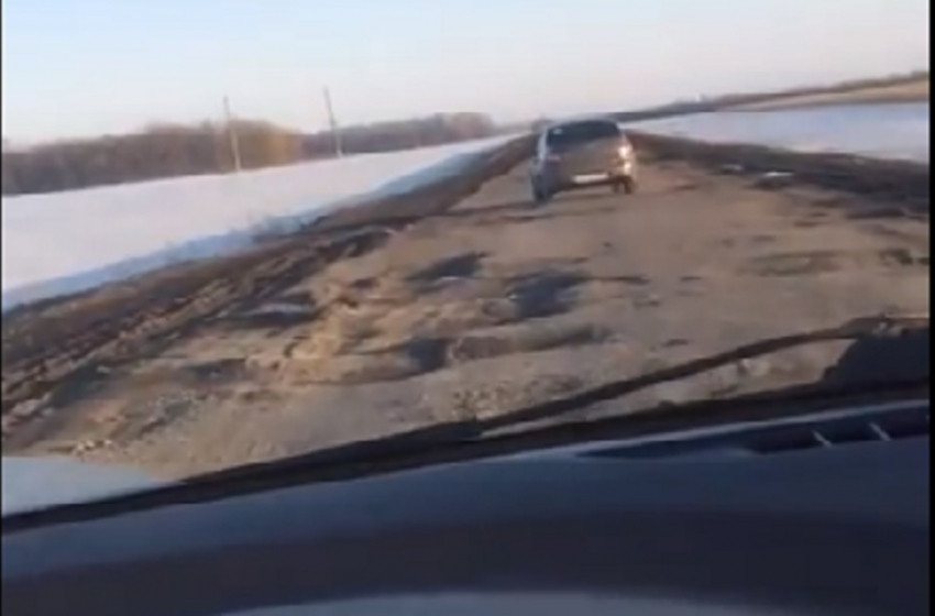 Водители пришли в ступор от воронежской насыпи под названием дорога