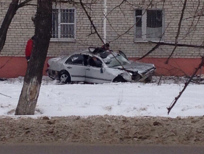 В Воронеже автомобиль пролетел 30 метров и приземлился у дома