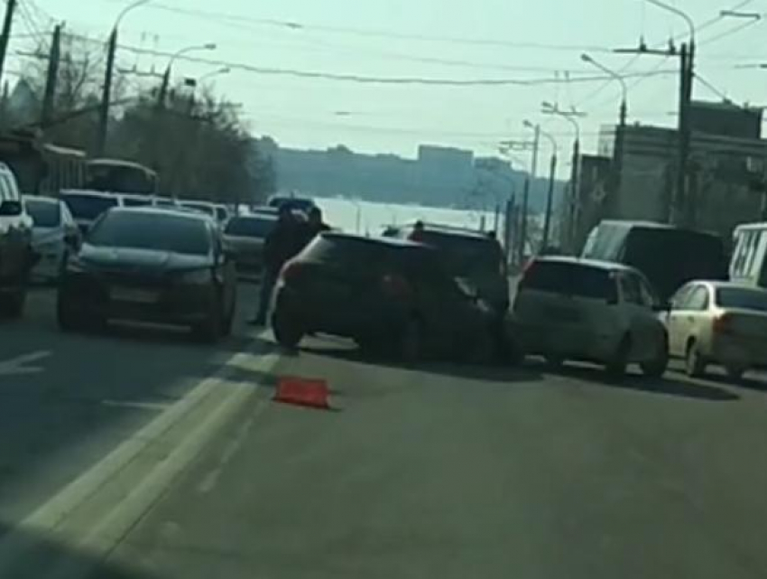 Массовое ДТП, парализовавшее центр Воронежа, сняли на видео