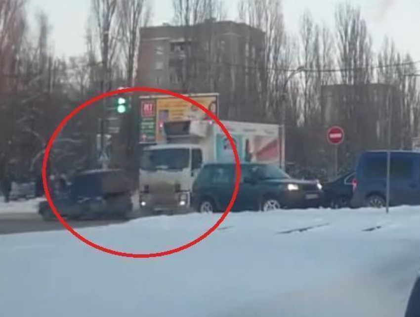 Жесткое ДТП с грузовиком на перекрестке в Воронеже попало на видео