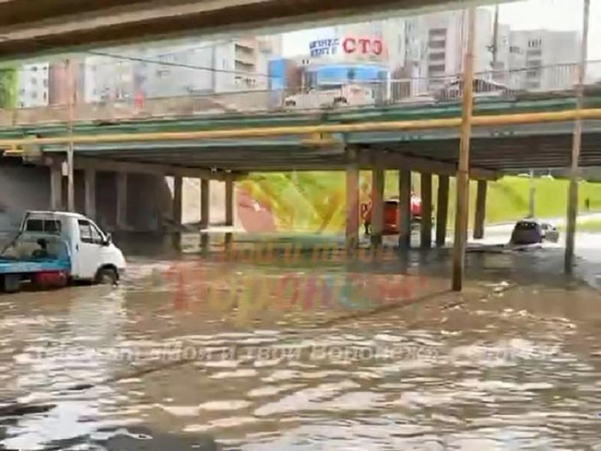 Огромная пробка сковала Московский проспект из-за затопленной дороги в Воронеже