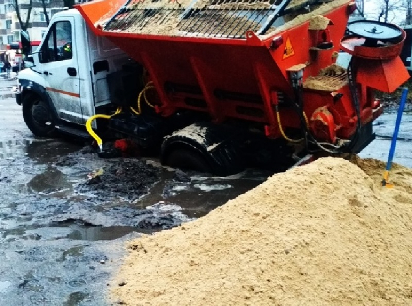 Коммунальная техника провалилась в яму во время обсыпки воронежских дорог песком