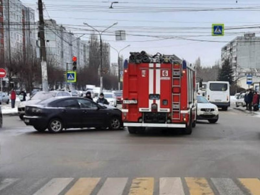 Полиция разбирается в причинах ДТП с пожарной машиной в Воронеже