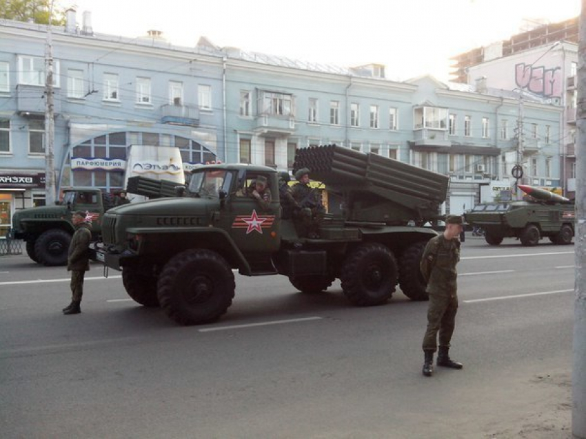 По центру Воронежа прошла огромная колонна бронетехники