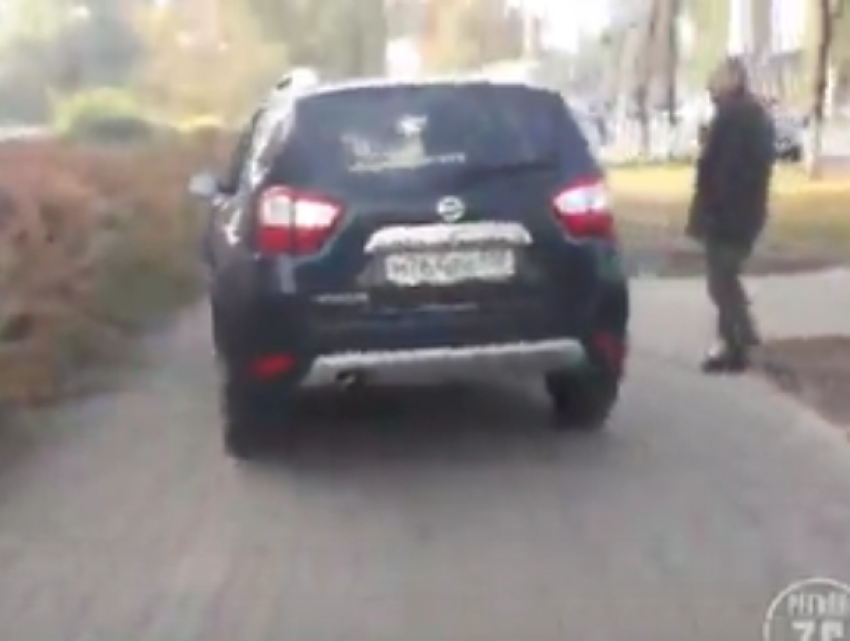 Вытеснение пешеходов автомобилистами на тротуаре сняли в Воронеже 