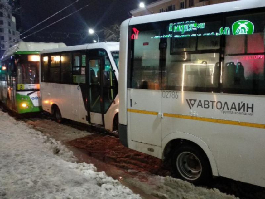 Сразу три автобуса столкнулись друг с другом в центре Воронежа