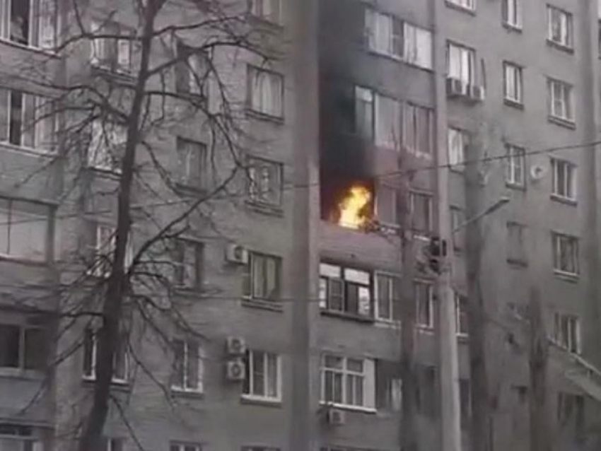 Очевидцы сняли на видео пожар в воронежском многоквартирном доме 