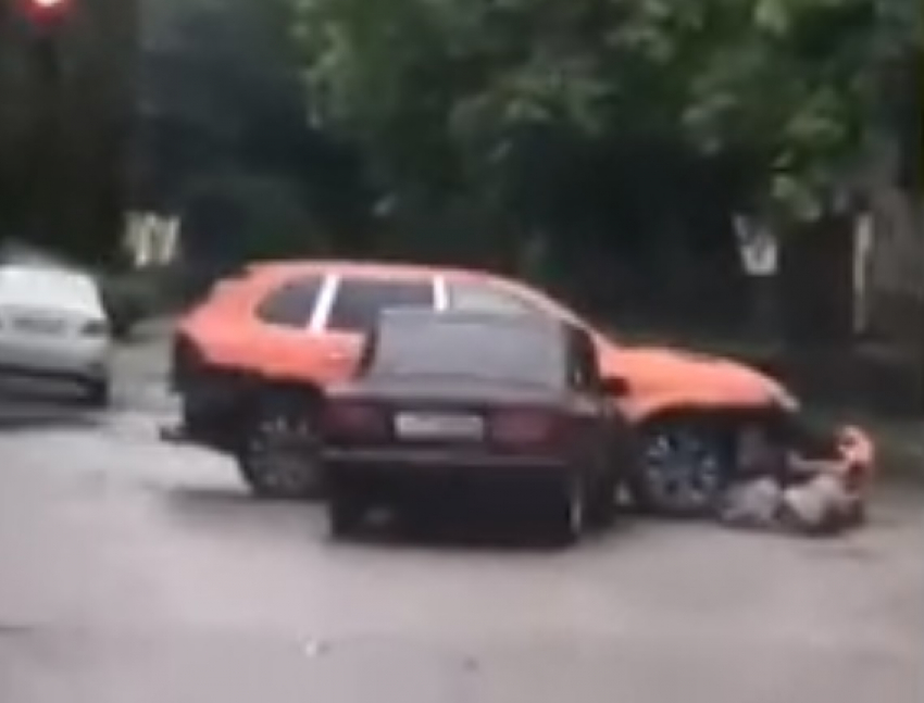 «Жигули» анекдотично проверили на прочность Porsche в Воронеже