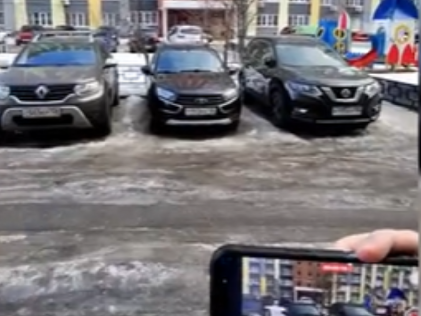 Нехватка парковки для инвалидов у воронежского ЖК дошла до президентского движения 