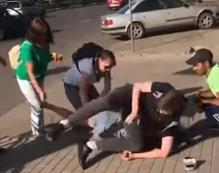 Жестокое избиение девушки в центре Воронежа сняли на видео 