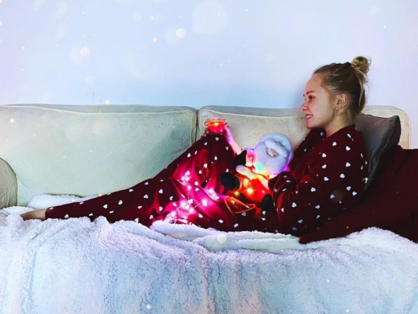 Уютным новогодним фото на диване поделилась красавица-гимнастка из Воронежа 