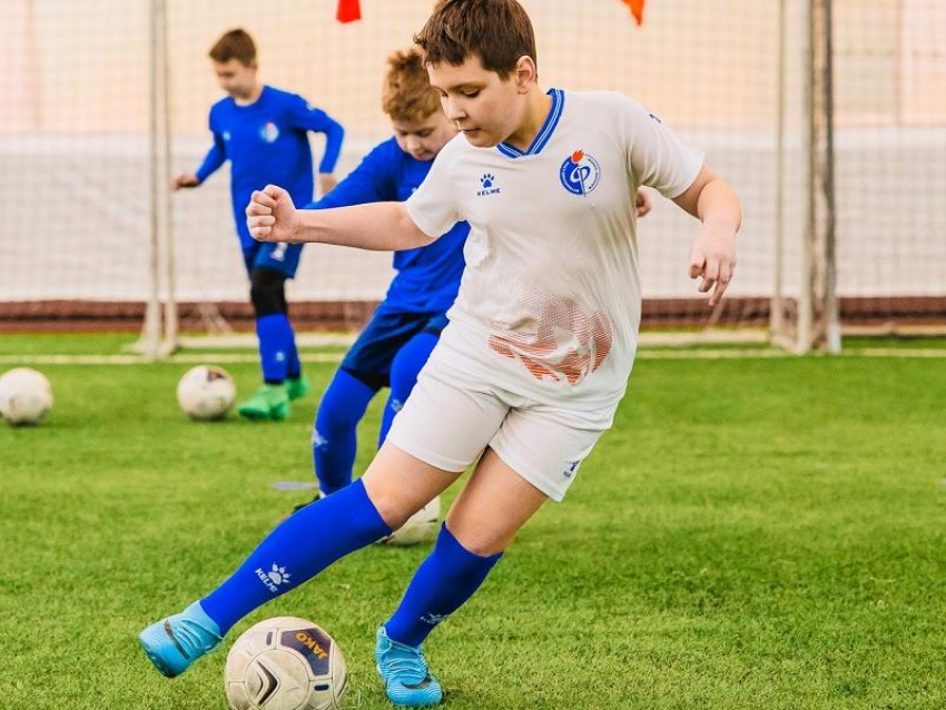 Академия воронежского «Факела» исполнила мечту 10-летнего школьника из Донбасса