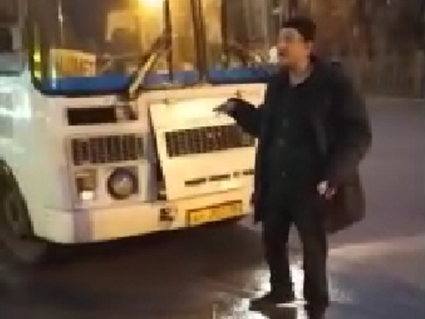  Дерзкую блажь мужчины на дороге сняли в Воронеже 