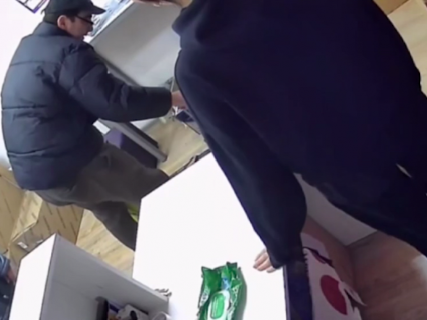Воронежец смылся из Wildberries с неоплаченным товаром – опубликовано видео погони 