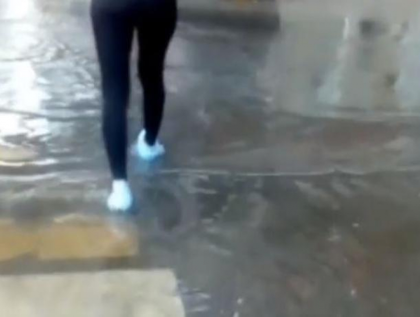 Обувной лайфхак для дождливой погоды показали на видео воронежцы