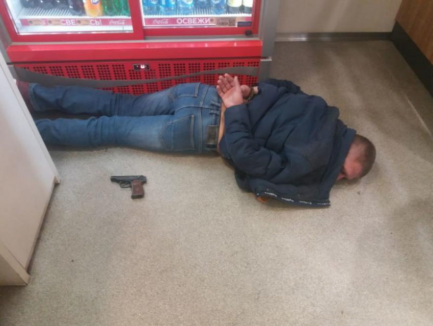Мужчина с пистолетом разбушевался у киоска с  фастфудом в Воронеже