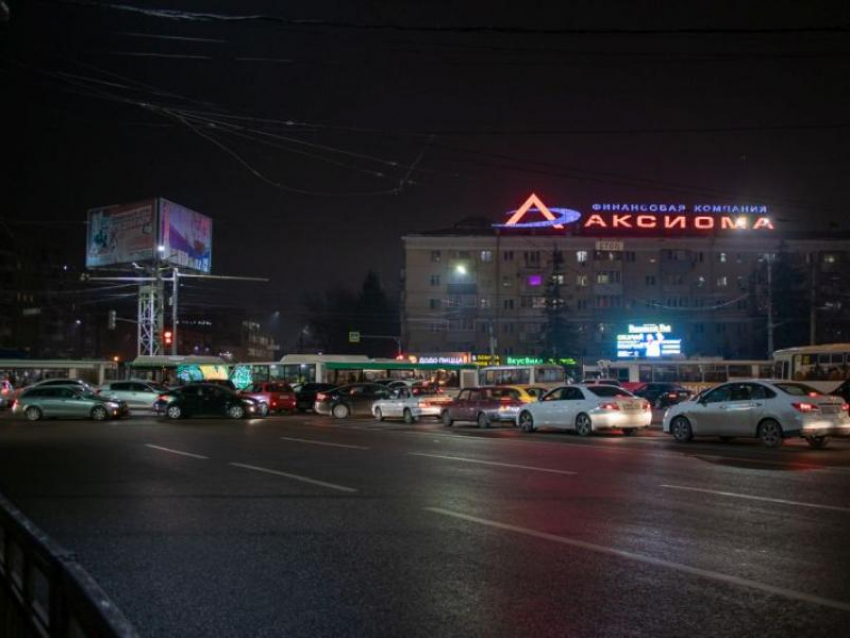 Движение в предпраздничном Воронеже остановили 8-балльные пробки
