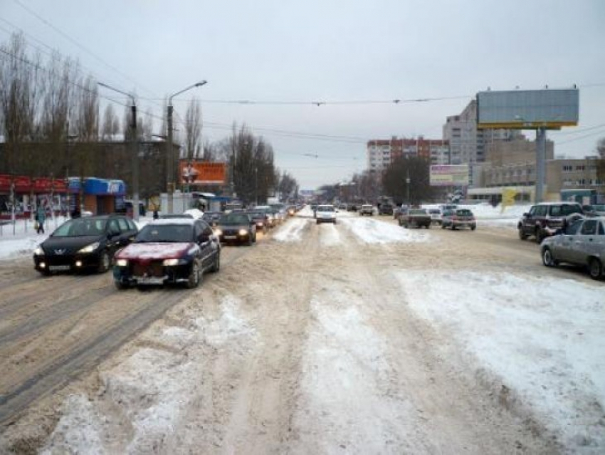 Мэрия Воронежа: Улицы города из-за снегопада убирают 133 машины