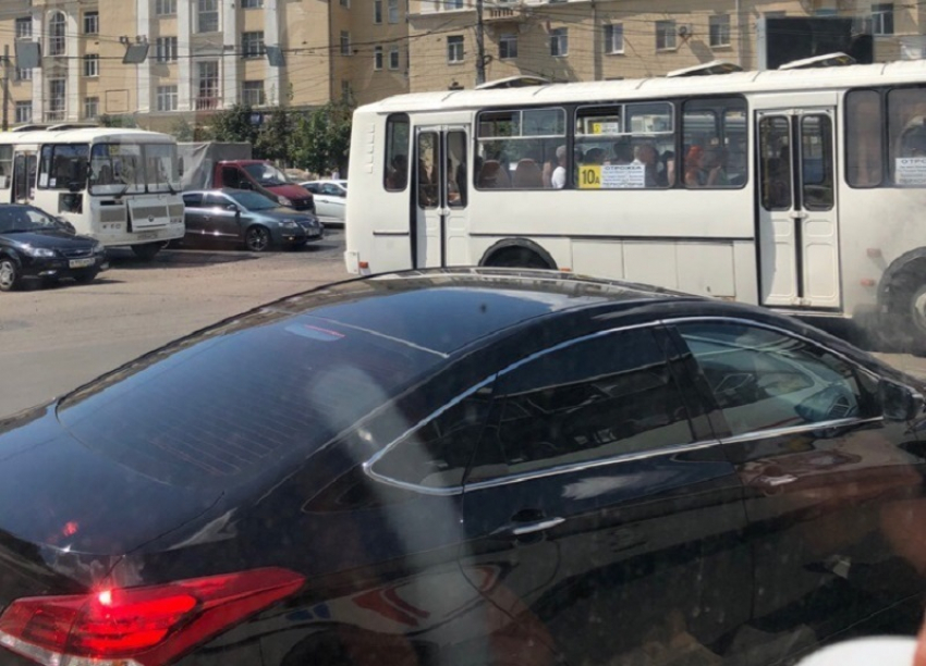 Сломавшиеся японские светофоры парализовали движение в центре Воронежа 