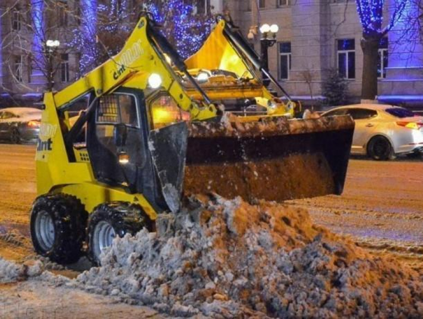 В мэрии Воронежа рассказали, сколько техники убирало снег ночью