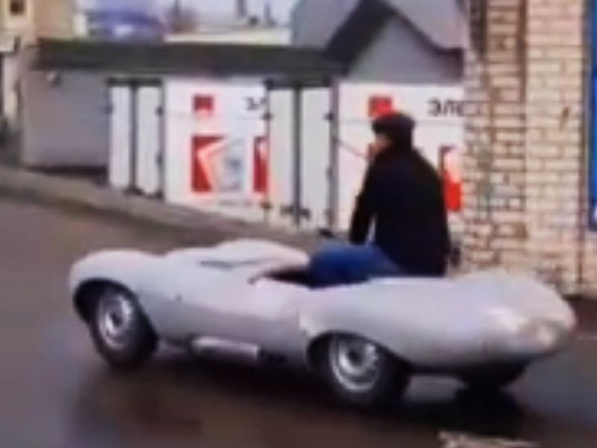 Лихая езда на крошечном автомобиле попала в объектив камеры в Воронеже