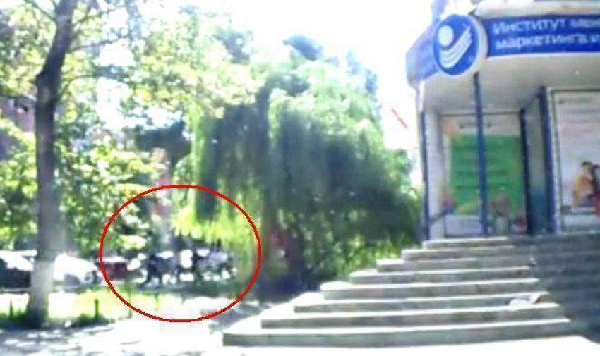 Массовая драка с прутами и арматурой в центре Воронежа попала на видео