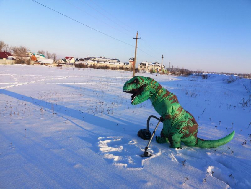 Динозавр с пылесосом вышел на борьбу со снегом под Воронежем