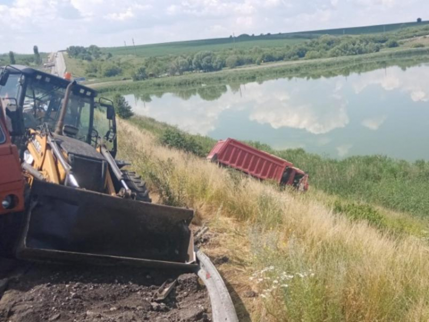 Пять человек пострадало в ДТП с участием КамАЗа и Volvo под Воронежем